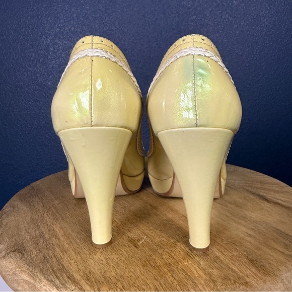 Carlo Rossetti Pastel Yellow Iridescent Peep Toe Pumps, Size 9 - Picture 4 of 11